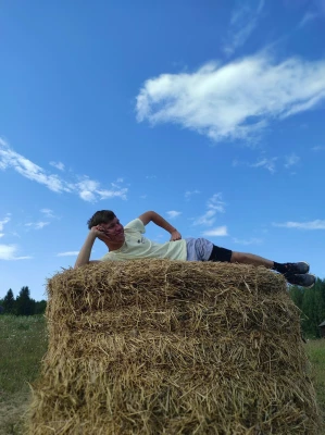 Август
