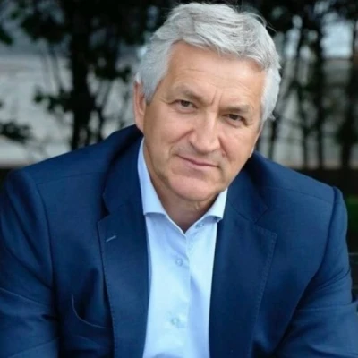 Август